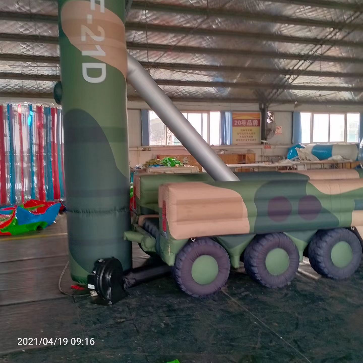石柱军事演习中的充气目标车辆：模拟发射车雷达车坦克飞机